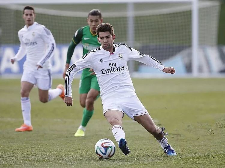 中国男足0:4惨败西乙球队,球迷呼吁:立即解散!