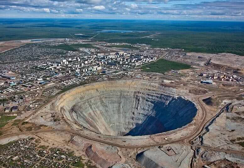 如果,俄罗斯把六千枚核弹扔进万米深坑,会不会引爆地球?