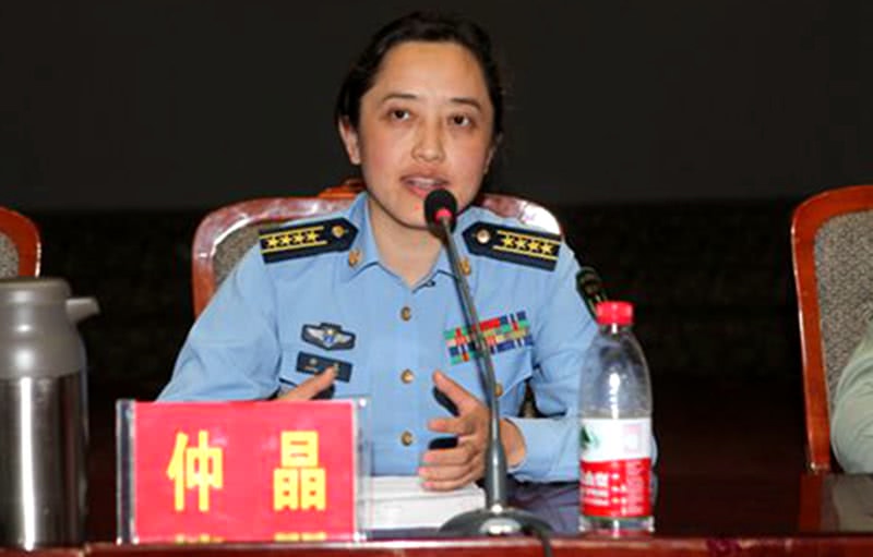 她是国防大学的教授，47岁依然貌美如花，发表论文100多万字