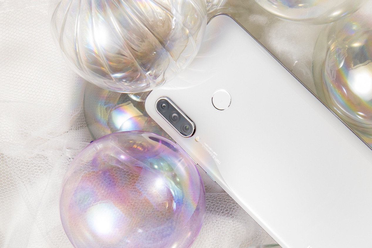 华为nova 4e珍珠白图赏：白很少纯粹，也绝不简单