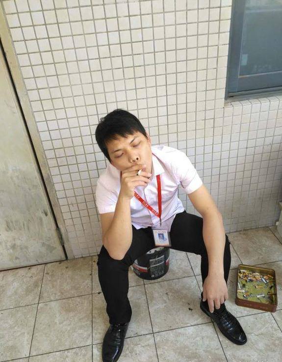 恶搞ps_同事天天躲在这里抽烟 求大神恶搞 大神 都快成仙了