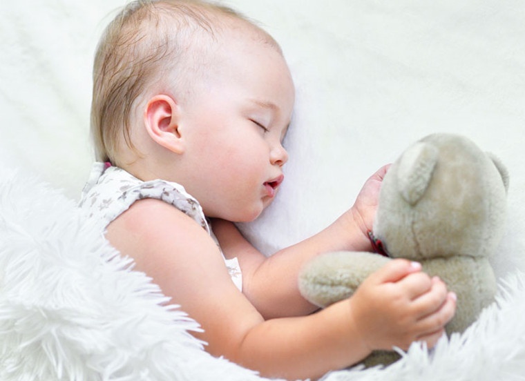 婆婆总喜欢把睡着的孩子叫醒，说白天睡多了晚上不睡觉，怎么办？