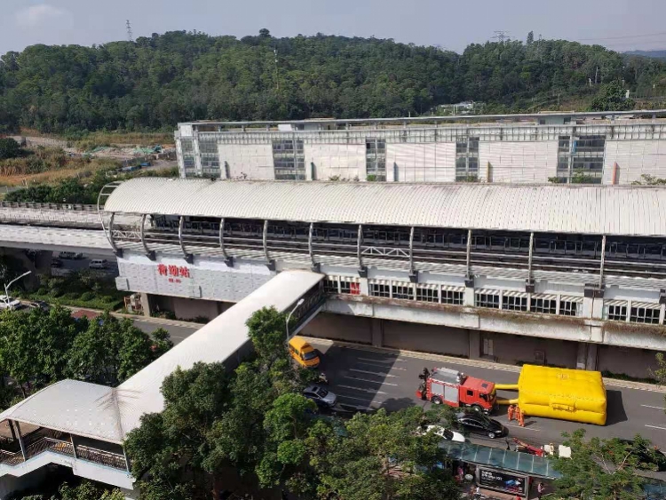 男子爬上深圳地铁3号线荷坳站顶棚4小时未下来,消防铺好气垫等