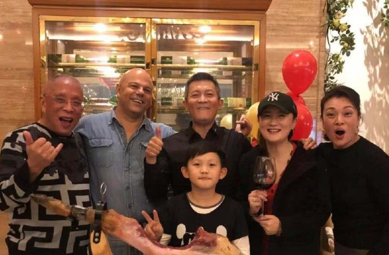 演员杨志刚近况曝光，年仅40岁却两鬓发白，比哥哥郭靖宇还要老