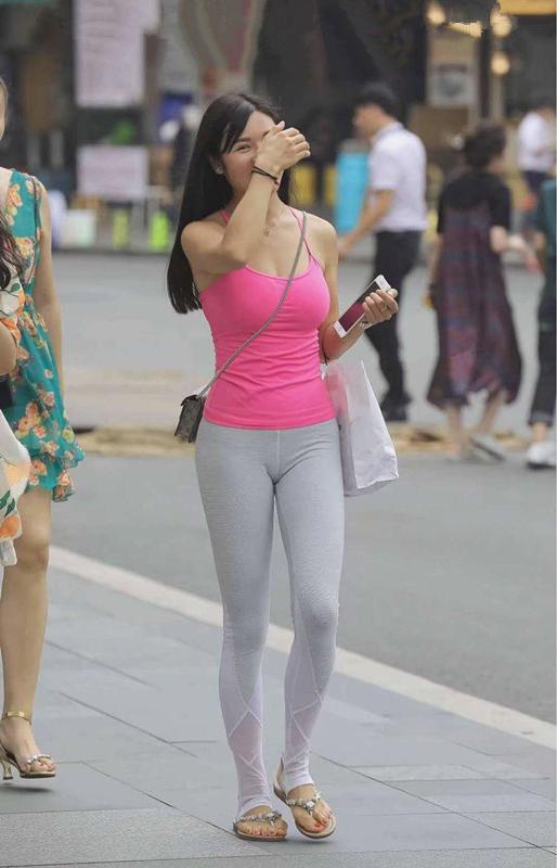 街拍:图1吴宣仪裙子上系
