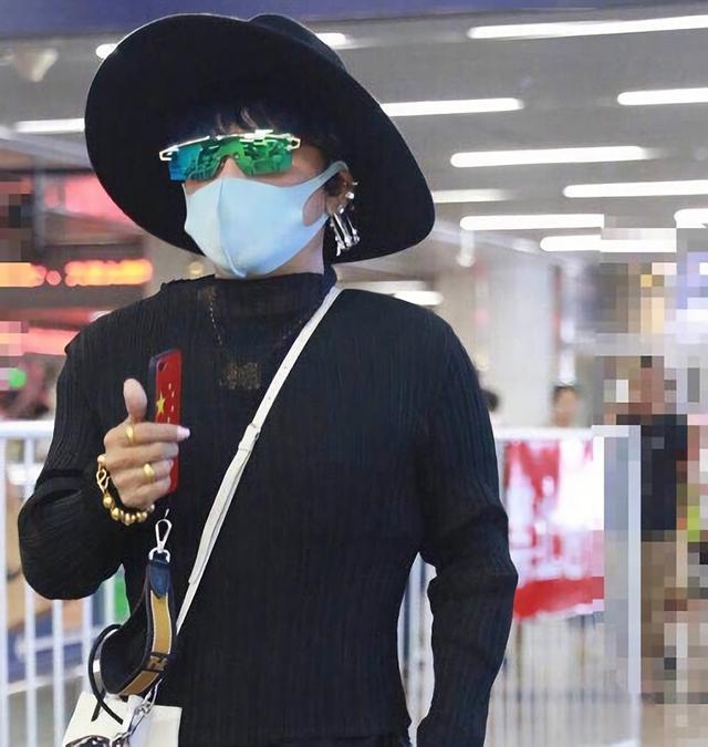 47岁陈志朋穿20cm无跟鞋走秀引热议,看到他的