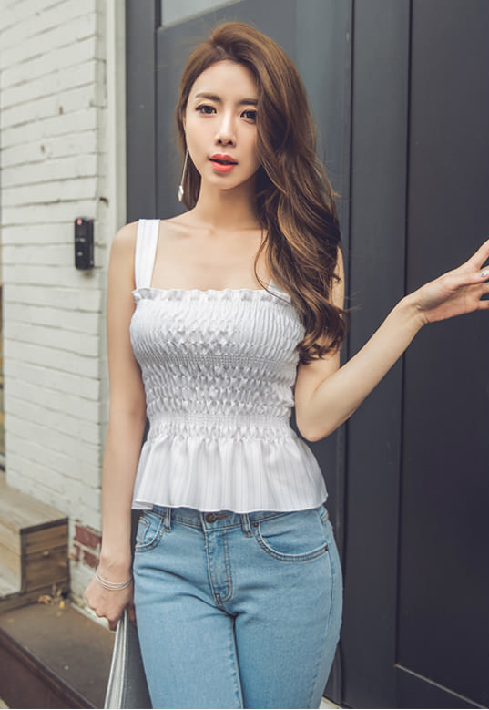 街拍,美女皮肤白皙,穿修身连衣裙尽显完美好身材,气质
