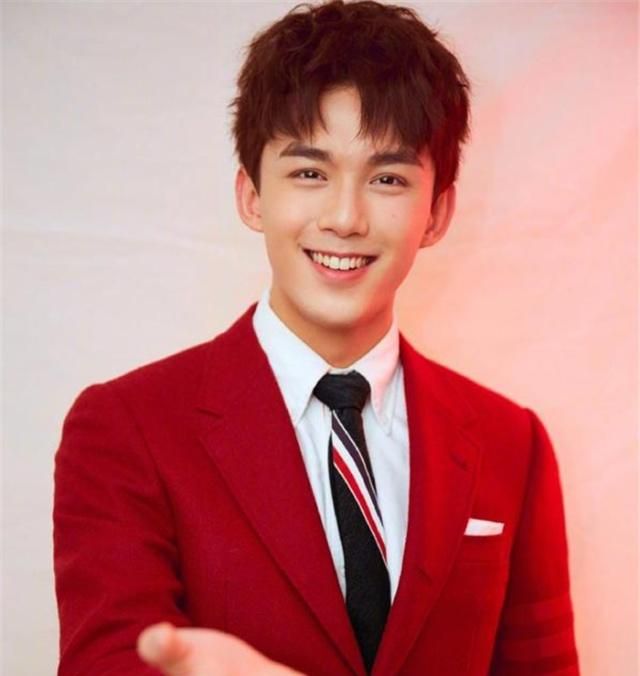 张继科女友景甜,再次登录春晚,一袭红衣美翻了