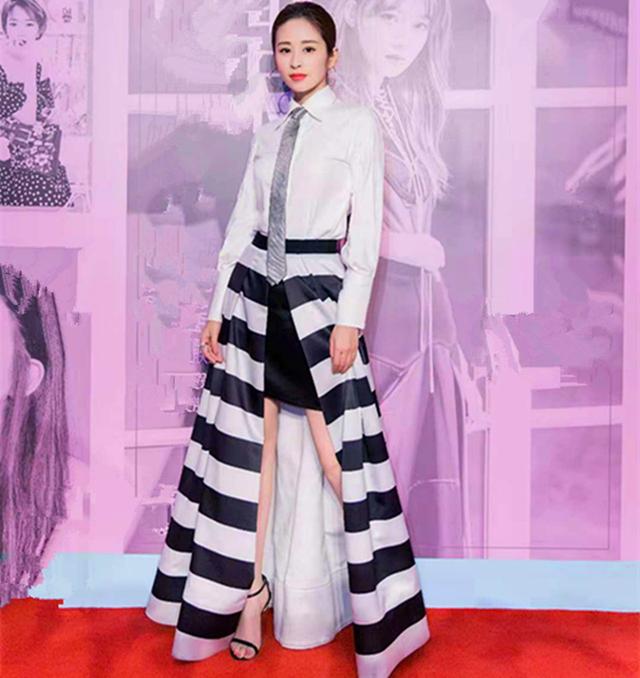 辣妈出席美妆大会，颖儿知性干练，谢娜美丽优雅，孙怡雪天晒美腿