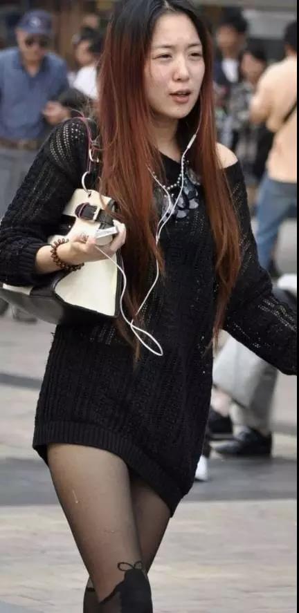 街拍:美女穿的这双黑丝袜好有个性啊