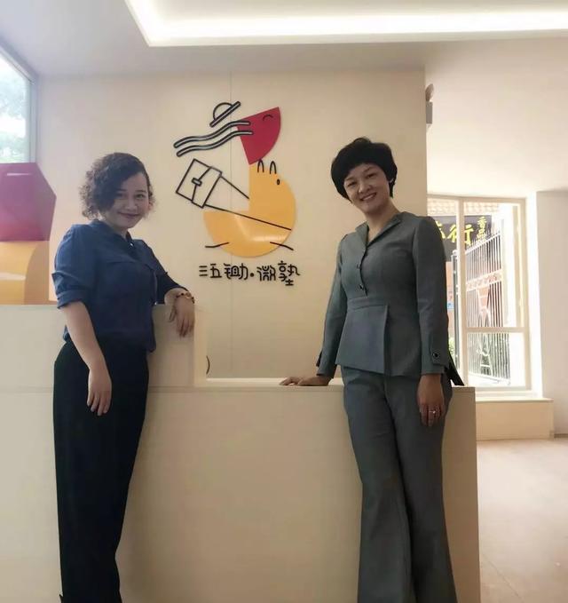 离开央视的美女主持李小萌，如今与人联合创办教育机构当老板