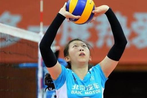 北京天津排球联赛放大招:俩男球员换一名女球