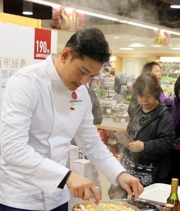 长相英俊却怀才不遇，比起演戏更喜欢当老板，现一家人超幸福
