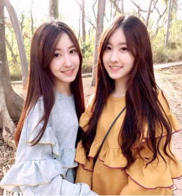 15年前最美双胞胎已长大,颜值在线身材姣好,网友:女大