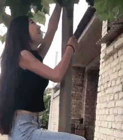 搞笑gif:太厉害了,一边看书,还能一边压腿,柔韧性太强