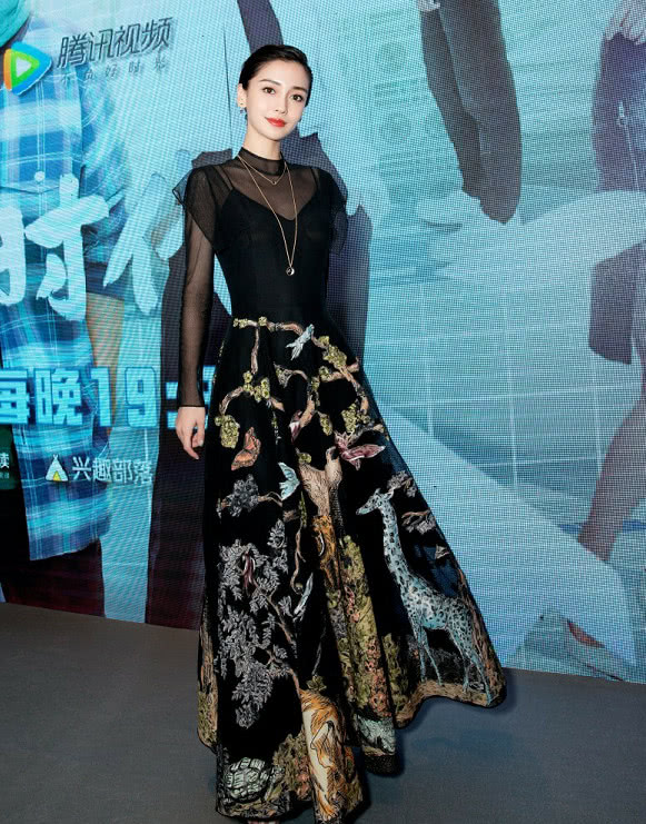 杨颖的指甲油太劣质,无名指上的指甲油被蹭掉