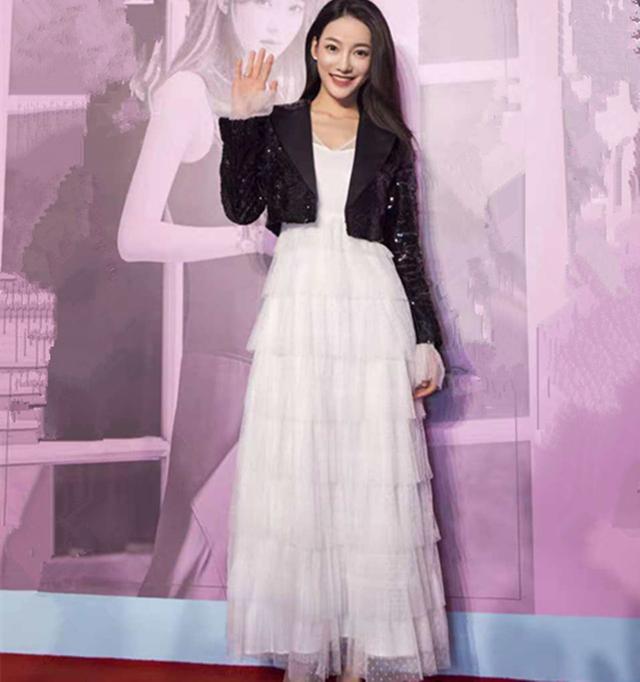辣妈出席美妆大会，颖儿知性干练，谢娜美丽优雅，孙怡雪天晒美腿