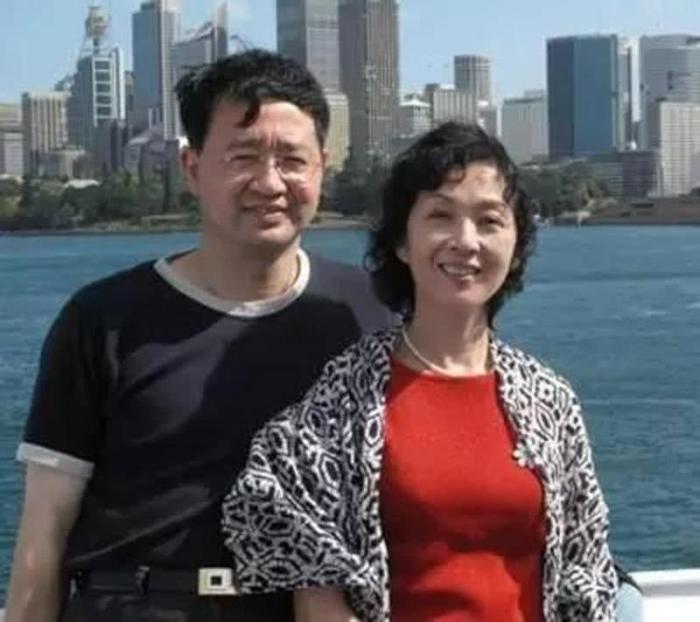 龚雪和张瑜都在优雅老去, 而她偏偏不服老, 把一张漂亮脸整残了