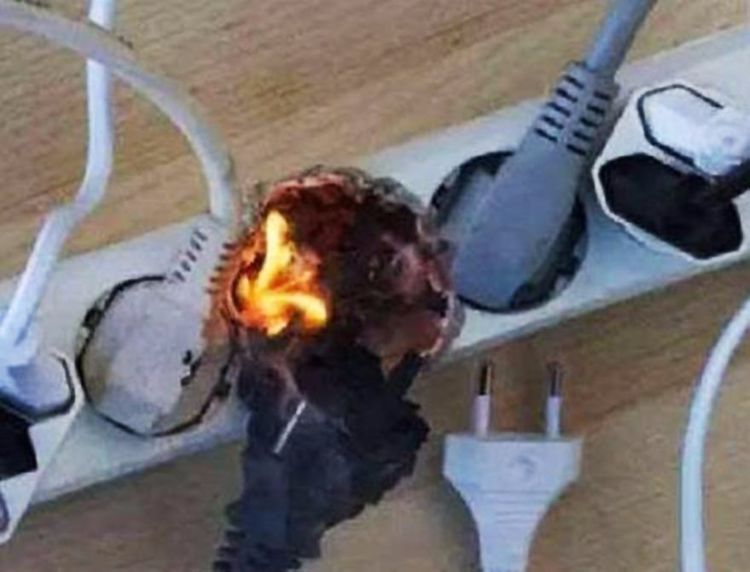 用插座时要改掉“3点”错误,插座为啥着火,全是业主自己造成的