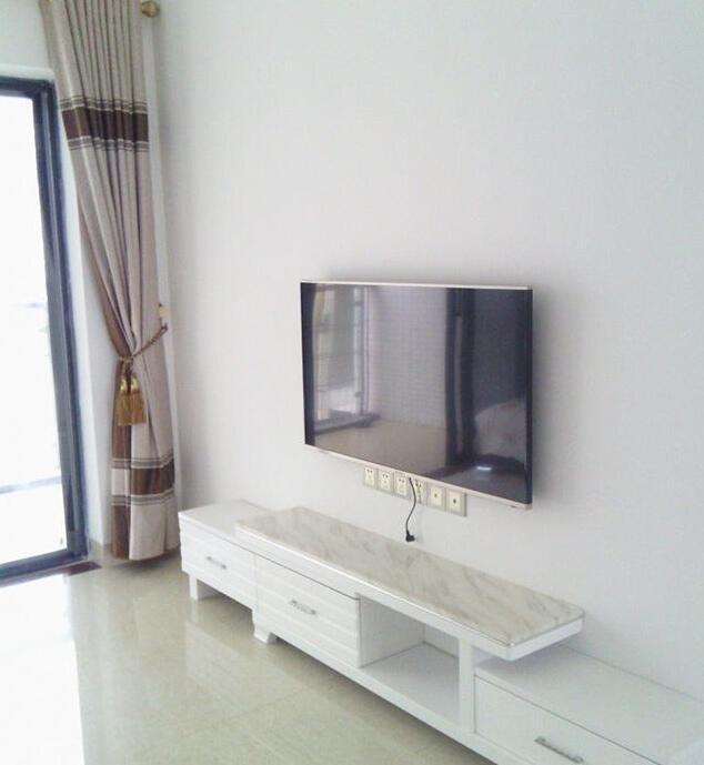 电视背景墙,直接以大白墙作为底面,搭配的白色电视柜,和茶几是一个