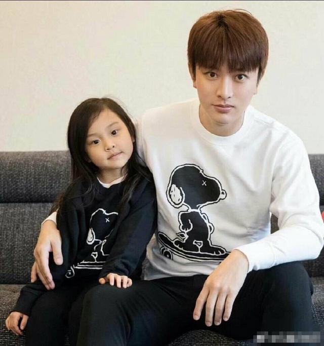 贾乃亮带甜馨外出吃饭,甜馨乖巧可爱不料一个