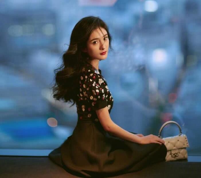 杨幂凹新造型!穿小黑裙光脚出镜性感迷人,被3