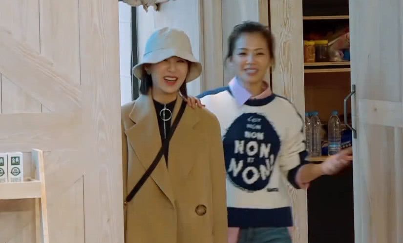 《亲爱的客栈2》杨紫和沈月穿同款录节目,上