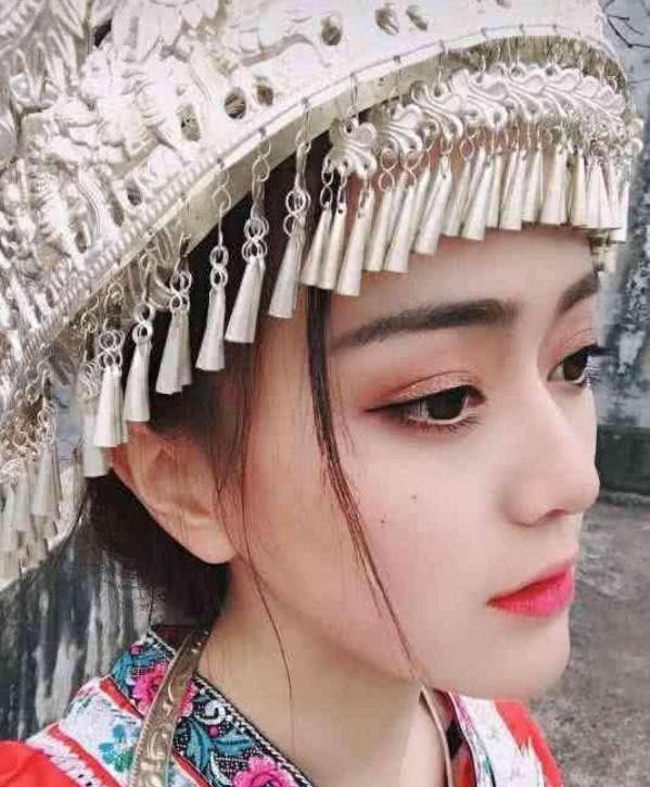 到苗族游玩,不要随便接苗族女孩东西!