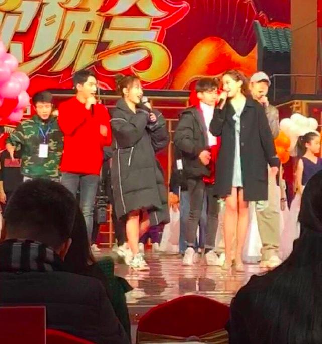 关晓彤杨紫同台北京春晚,腿长对比超明显,网友