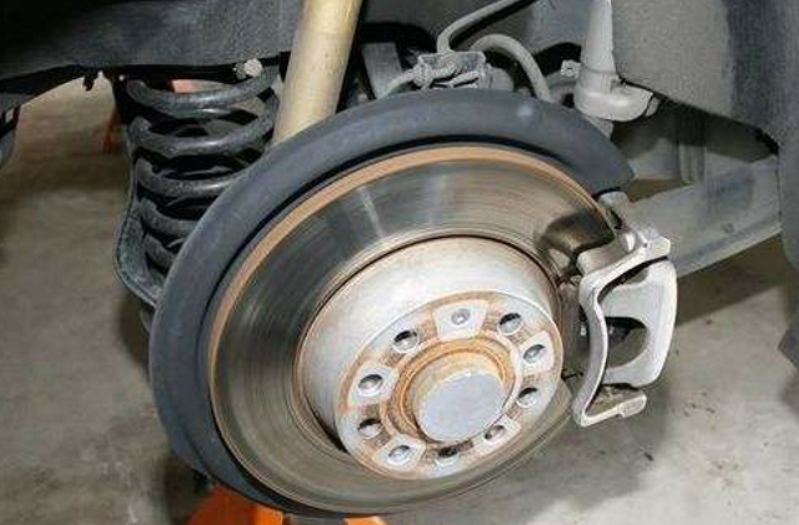 刹车片多久换？4S店说5000公里，内行人：记住这数字就可以