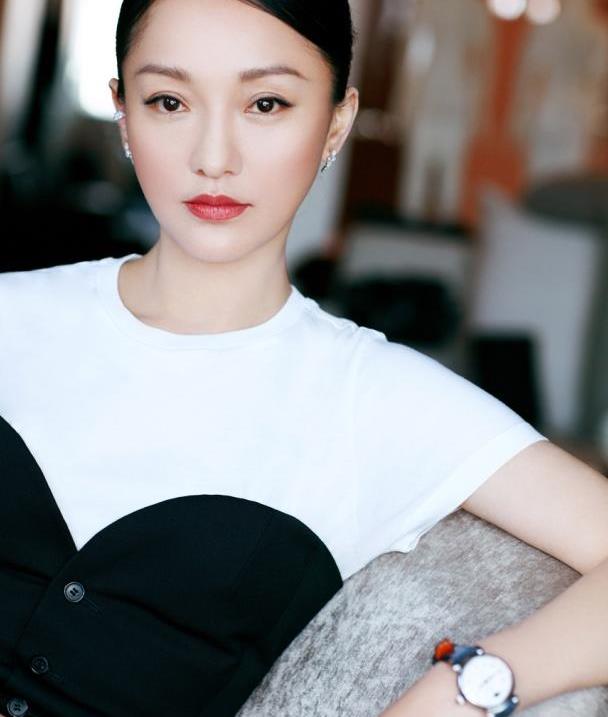 周迅现身年会,和陈坤合影两人越长越像,脸上的眼镜意外抢镜!