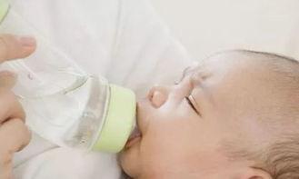 新生儿若是母乳喂养，这个月份就应该喂水了，以免缺水损害健康