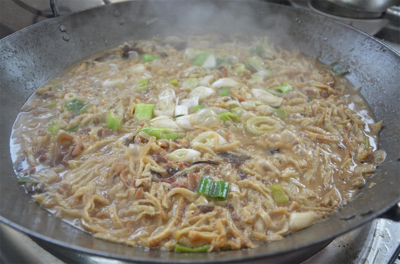 80后小伙凭祖传手艺,开设羊肉烩馍馆,食客百里外赶来
