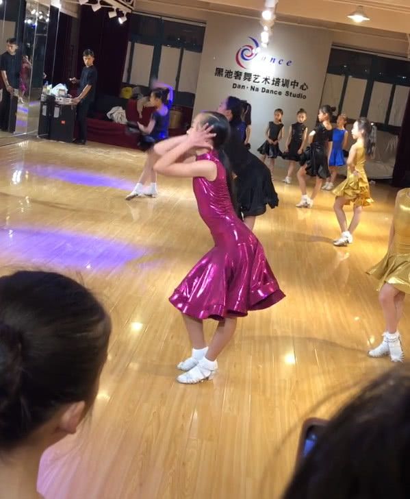 10岁女孩跳拉丁舞已不敢看,一穿"液体裙",网友:魔鬼身材!