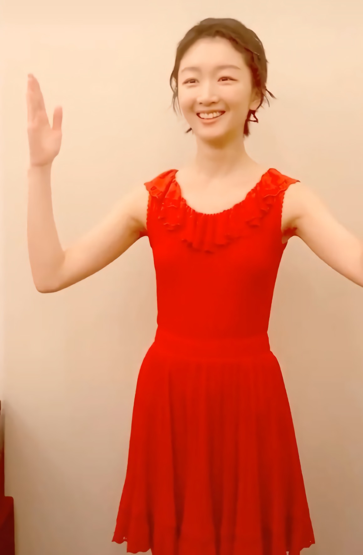 周冬雨太瘦穿裙子不好看?一袭红裙亮相,却像17岁未成年少女!