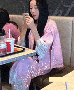 搞笑gif:姑娘为了保护嘴上的口红怎么能这么喝水
