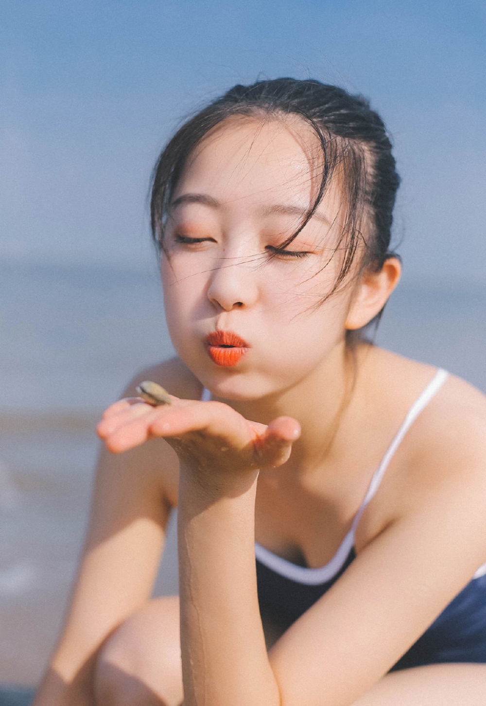 漂亮性感的连体泳衣小姐姐,表现出青春活泼,美丽动人!