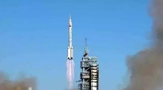 火箭是利用什么原理起飞的_火箭是什么颜色(2)