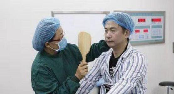 51岁泰国男演员爱上20岁女友,因被嘲像父女转而整容!