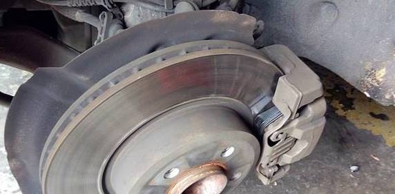 刹车片多久更换一次合适？别让4S店把你忽悠了！