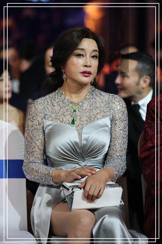 62岁刘晓庆与63岁赵雅芝同穿裹胸裙,网友:女神和奶奶