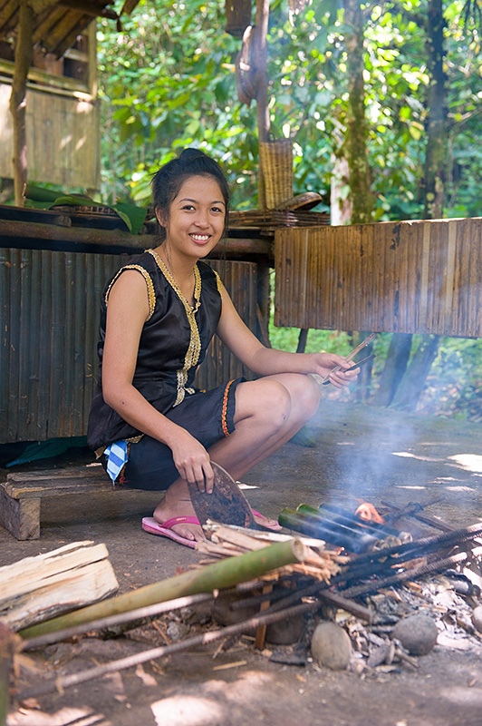 沙巴·住简陋茅草屋的原始部落居然有这么多帅哥美女