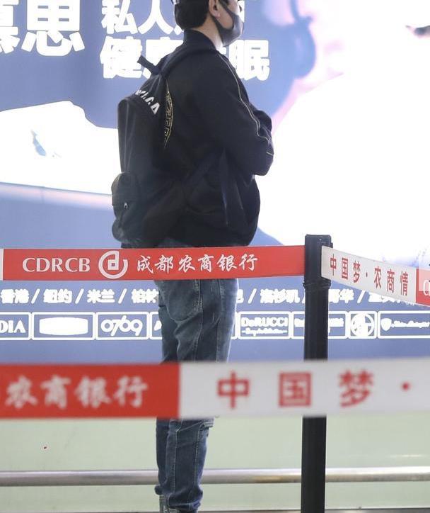 冯绍峰低调现身机场,身材清瘦显头大,赶回家照