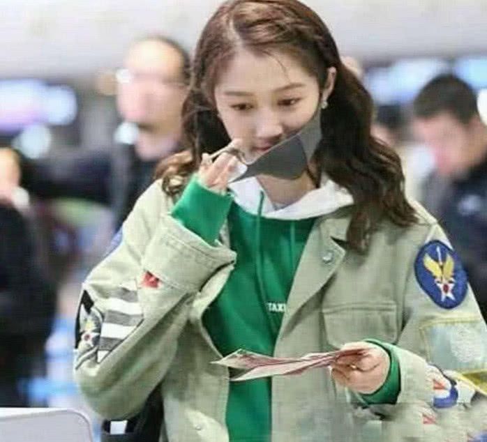关晓彤机场说错鹿晗年龄,鹿晗宠溺无奈回应,网友:狗粮