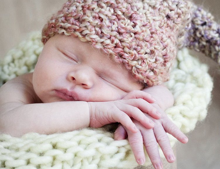 婆婆总喜欢把睡着的孩子叫醒，说白天睡多了晚上不睡觉，怎么办？