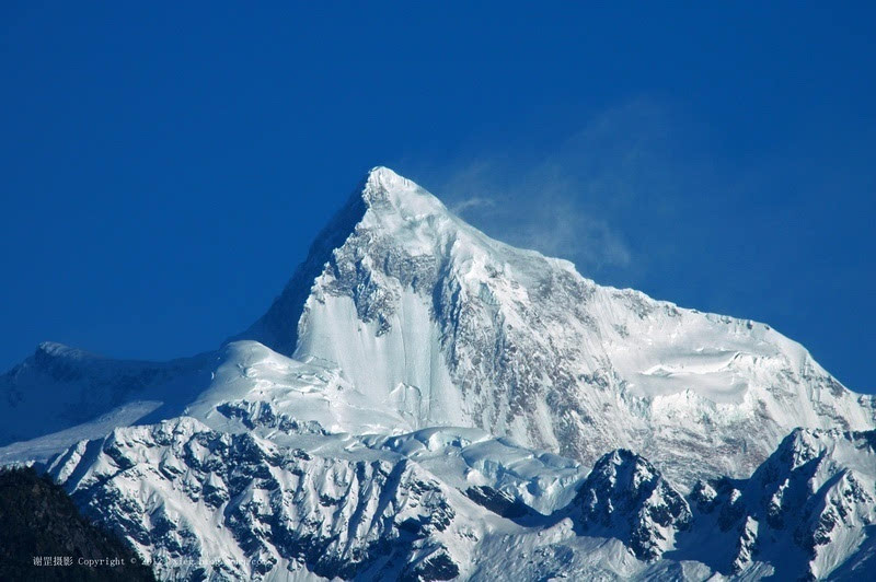 南迦巴瓦峰主峰西南坡。拍摄点：墨脱县背崩大山