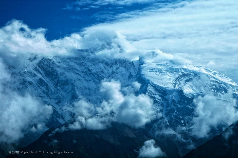 南迦巴瓦峰主峰西邻乃彭峰。拍摄点：航拍。