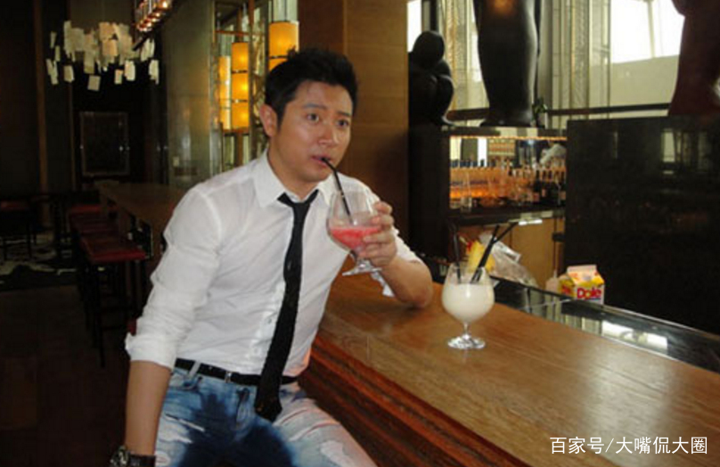 三次拒绝上春晚只为陪家人，车祸后被公司抛弃，至今仍然单身