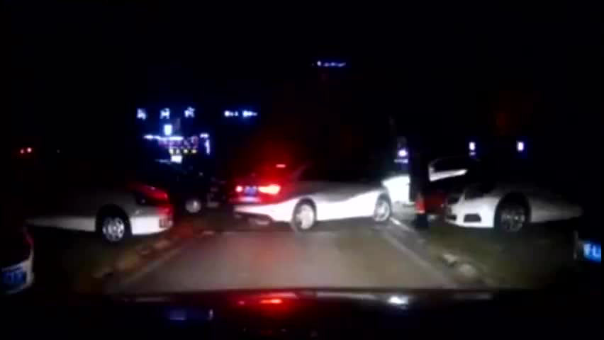 电动车这样任性闯红灯，立刻受到惨重的教训