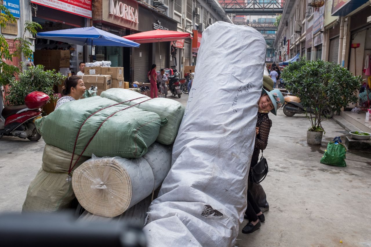 越南人最多的中国城市：越南“美女”扎堆揽客，代购随处可见_河口